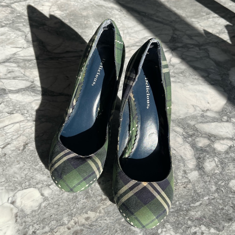 Good condition! Delicious Woman Stiletto Pumps with 4 in Heel. Size 8
